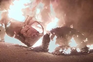 Carro totalmente destruído por chamas em Gondomar