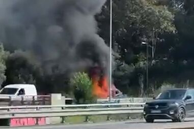 Carro arde na saída da CRIL para a EN117 em Alfragide