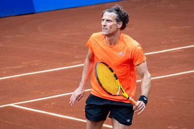 Antigo jogador em ação durante uma prova, no Club Terrazas de Miraflores, em Lima, no Perú.