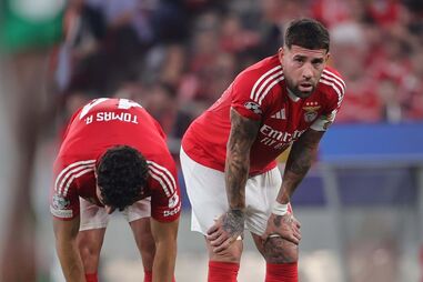 Tomás Araújo e Otamendi são a imagem da desilusão que se apoderou dos jogadores do Benfica