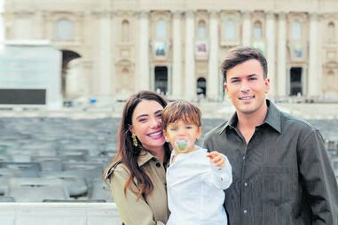 Carolina Carvalho e David Carreira com Lucas no Vaticano