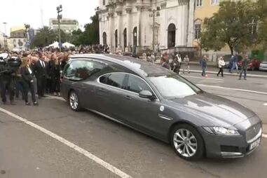 "Partiu um maravilhoso coração": Mar de gente no cortejo fúnebre de Marco Paulo