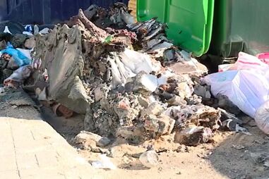 Queimados caixotes do lixo na zona das Galinheiras