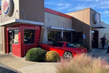 Chevrolet Corvette C5 falha entrada no 'drive-in'…