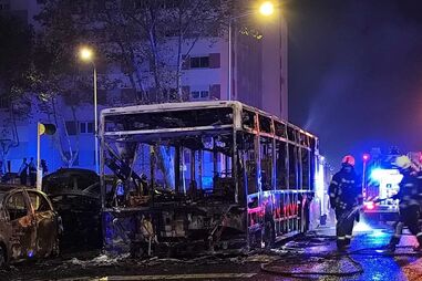 Autocarro incendiado em Santo António dos Cavaleiros 
