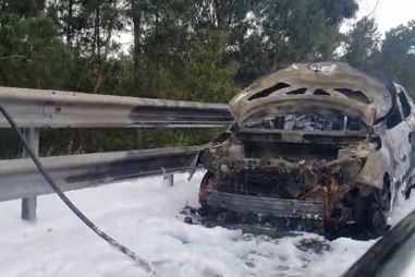 Carro incendiado na IP3