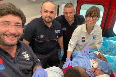 Bombeiros de Cabo Ruivo realizam parto em ambulância