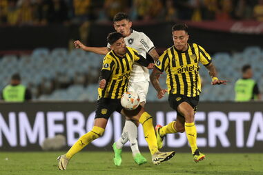 Tinquinho Soares (Botafogo) entre dois adversários