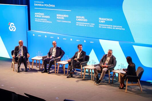 Francisco Cary; Miguel Cardozo; Bernardo Maciel; António Jorge Tavares; no painel das empresas sobre os fundos comunitários e a transformação do tecido económico de Portugal, moderado por Daniela Polónia