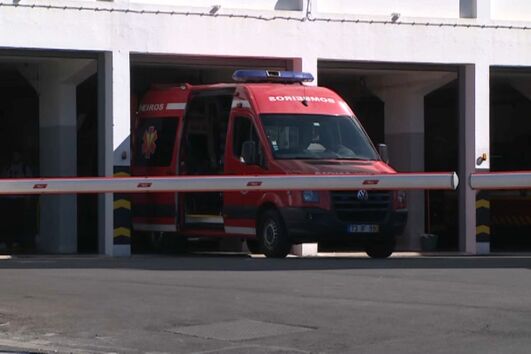 Touro à solta colhe duas pessoas perto de igreja em Arcos de Valdevez