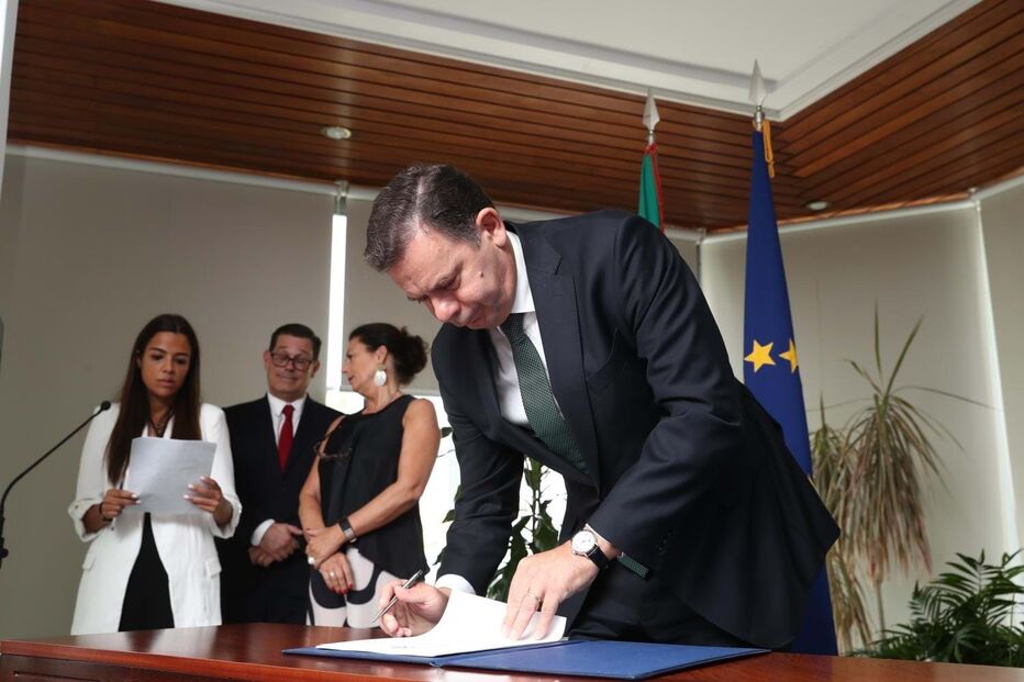 Governo fecha acordo de valorização salarial com parceiros sociais