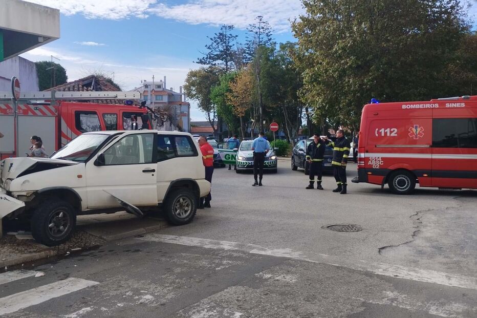 Colisão seguida de despiste e atropelamento provoca dois feridos em Sines