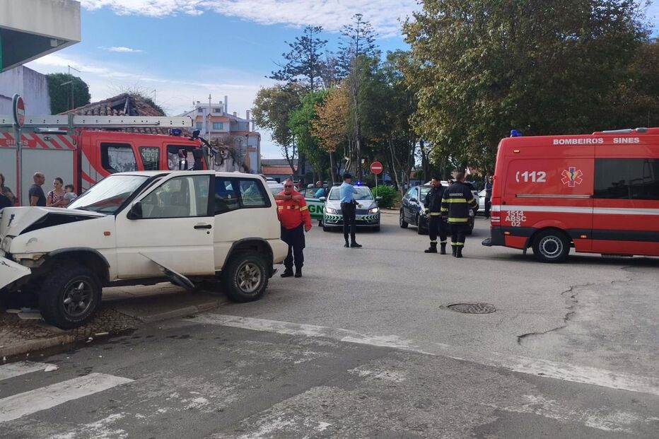Colisão seguida de despiste e atropelamento provoca dois feridos em Sines
