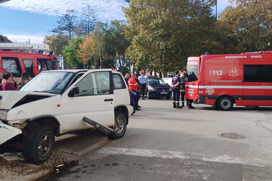 Colisão seguida de despiste e atropelamento provoca dois feridos em Sines