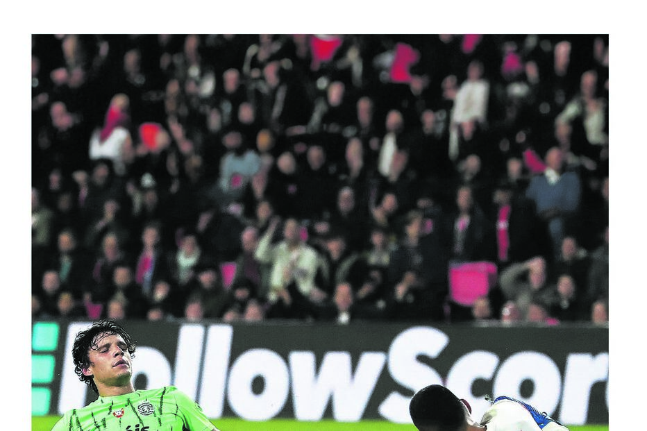 Lance em que Quaresma escorrega isolado