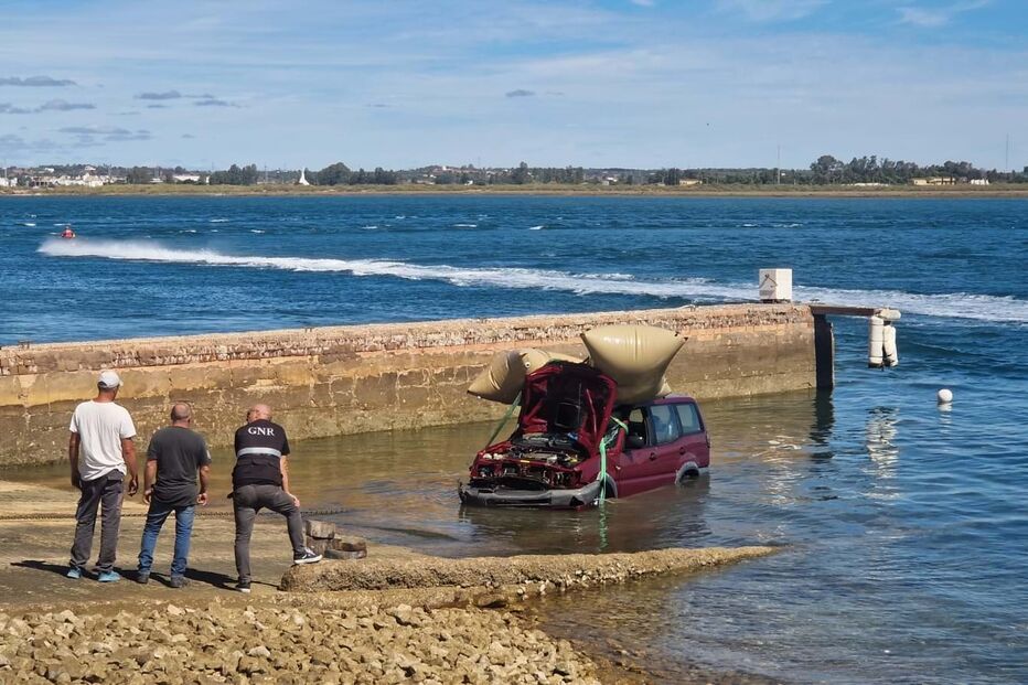Carro retirado do Guadiana