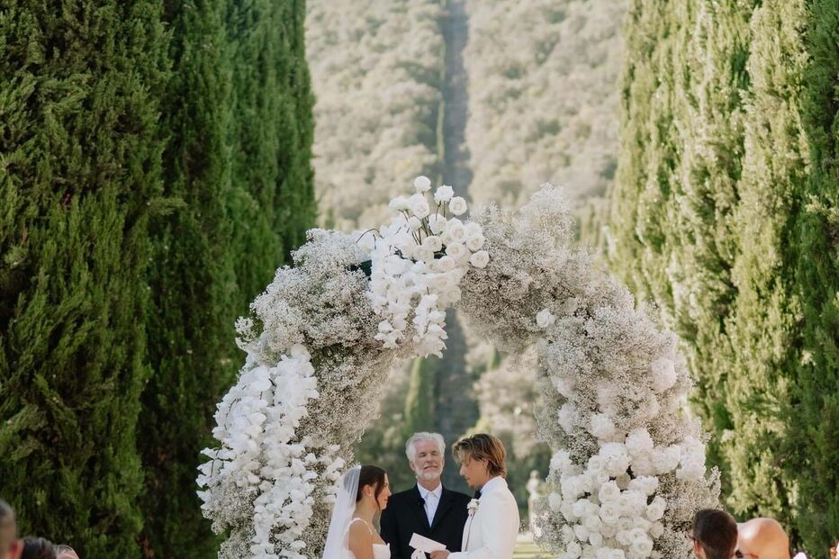Millie Bobby Brown voltou a subir ao altar com Jake Bongiovi