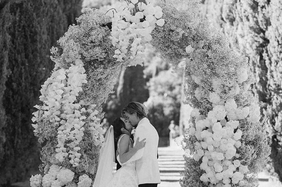 Millie Bobby Brown voltou a subir ao altar com Jake Bongiovi