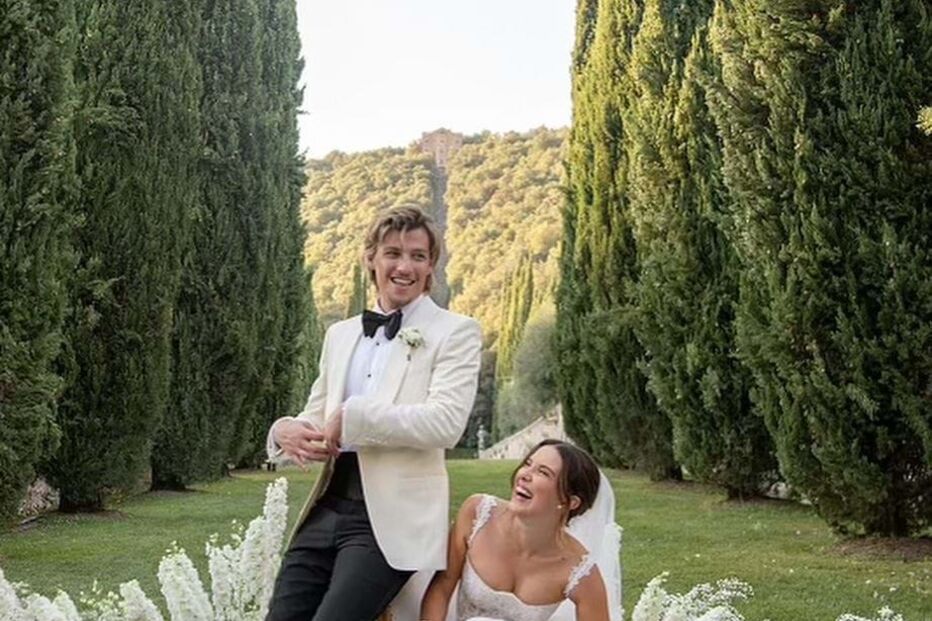 Millie Bobby Brown voltou a subir ao altar com Jake Bongiovi