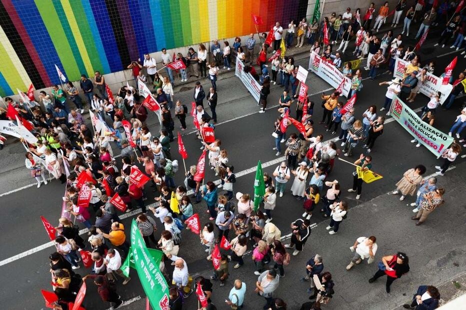  Centenas de trabalhadores não docentes protestam por melhores condições de trabalho 
