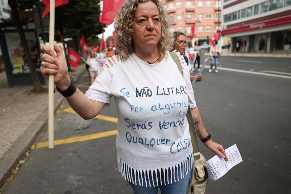  Centenas de trabalhadores não docentes protestam por melhores condições de trabalho 