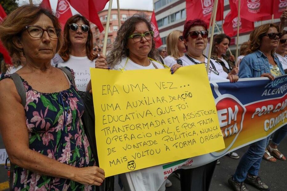  Centenas de trabalhadores não docentes protestam por melhores condições de trabalho 