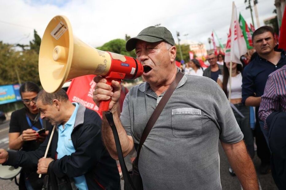  Centenas de trabalhadores não docentes protestam por melhores condições de trabalho 