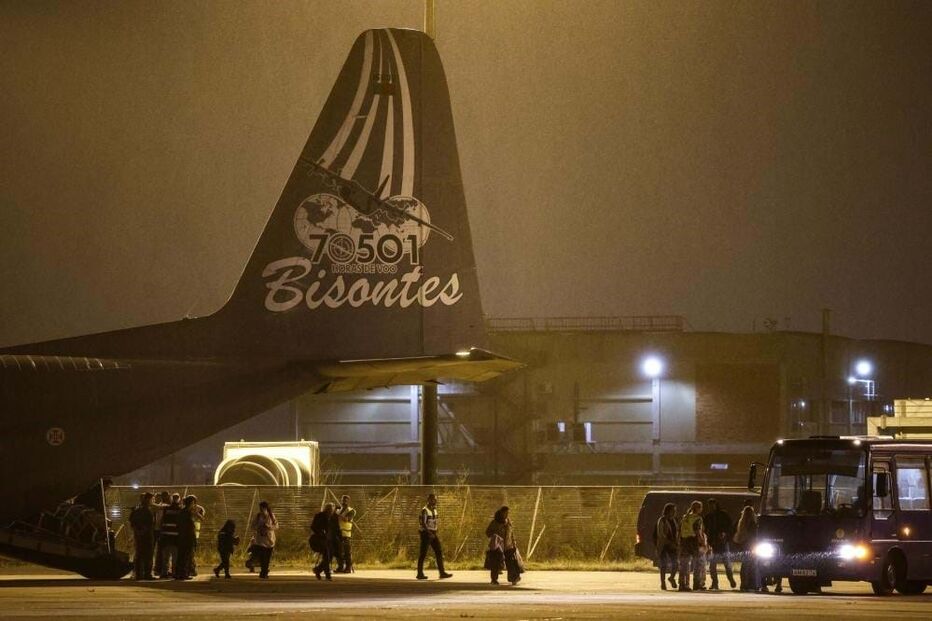 Avião da Força Aérea com 41 portugueses e familiares reaptriados do Líbano já chegou a Portugal