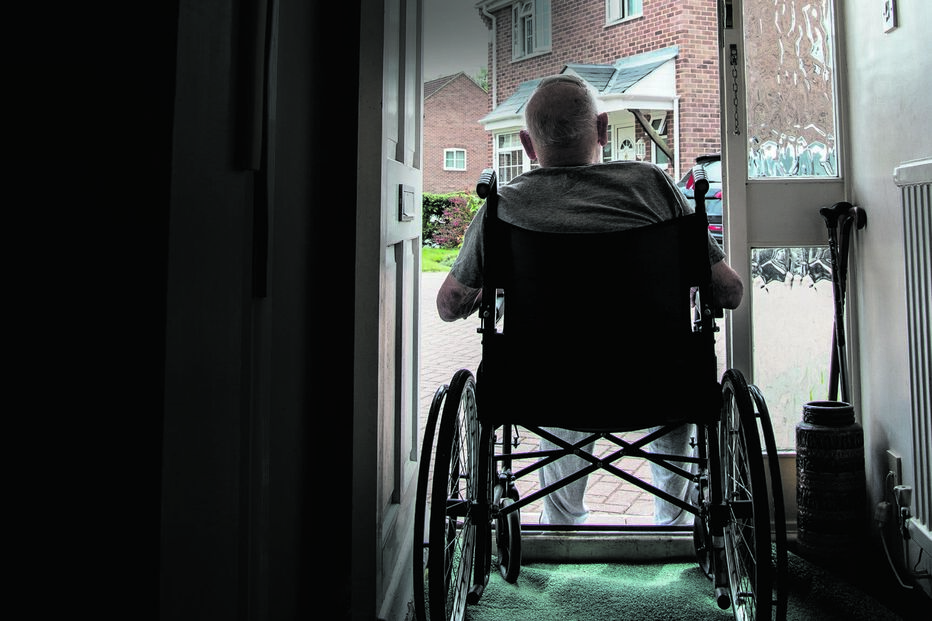 idoso x deficiente x cadeira rodas x