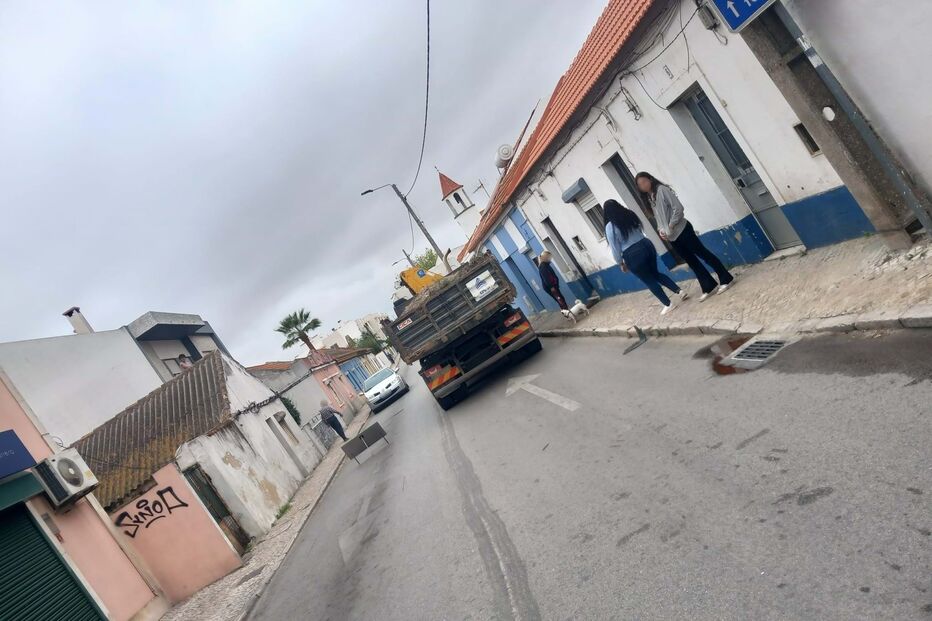 Bombeiro ferido com colisão entre ambulância e camião no Barreiro