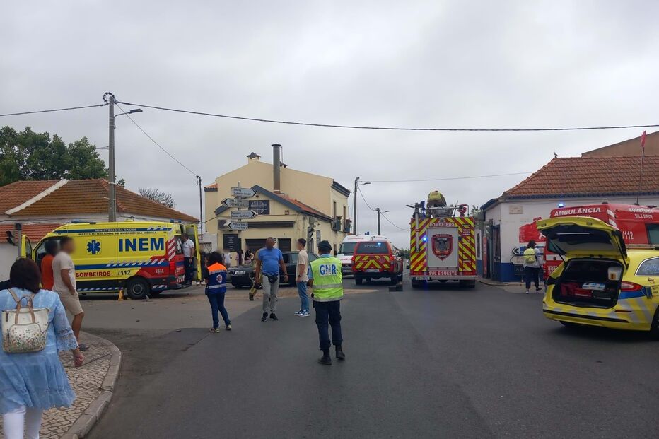 Bombeiro ferido com colisão entre ambulância e camião no Barreiro