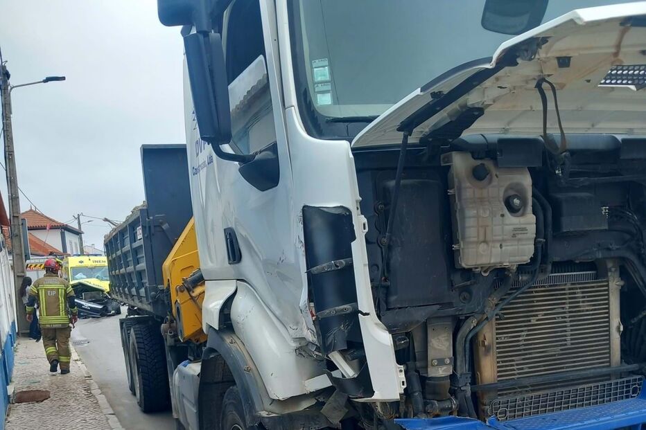 Bombeiro ferido com colisão entre ambulância e camião no Barreiro