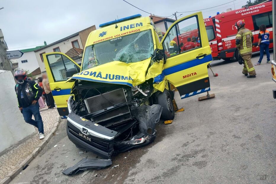 Bombeiro ferido com colisão entre ambulância e camião no Barreiro