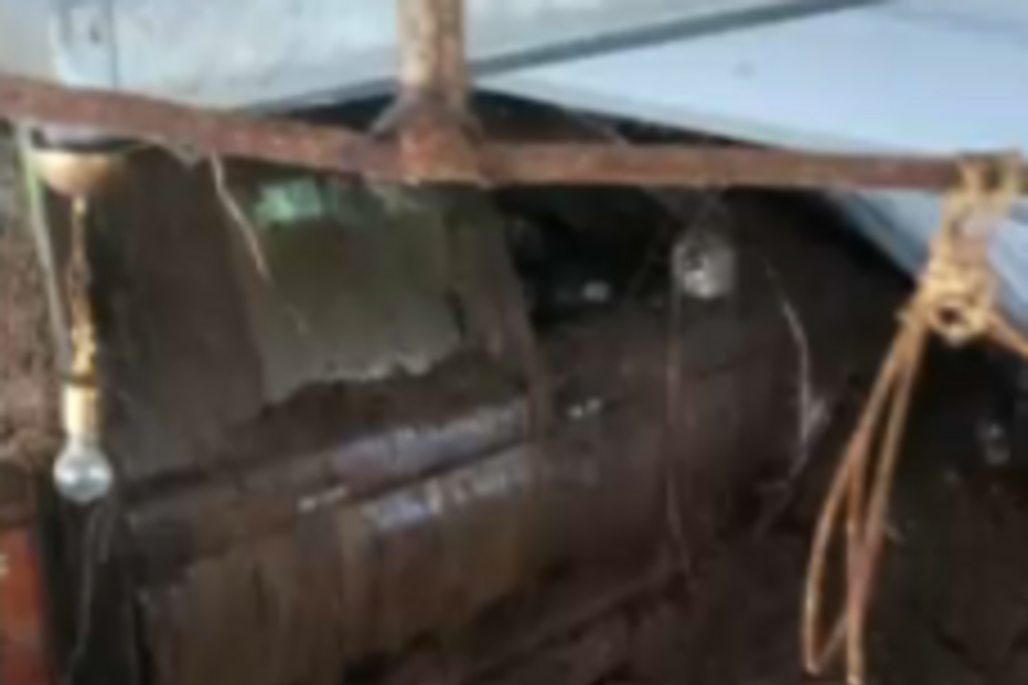 Anexos e carros destruídos em deslizamentos de terra provocados pela chuva Sever do Vouga