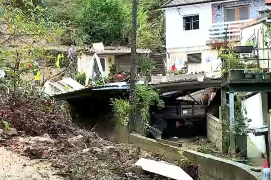 Anexos e carros destruídos em deslizamentos de terra provocados pela chuva Sever do Vouga