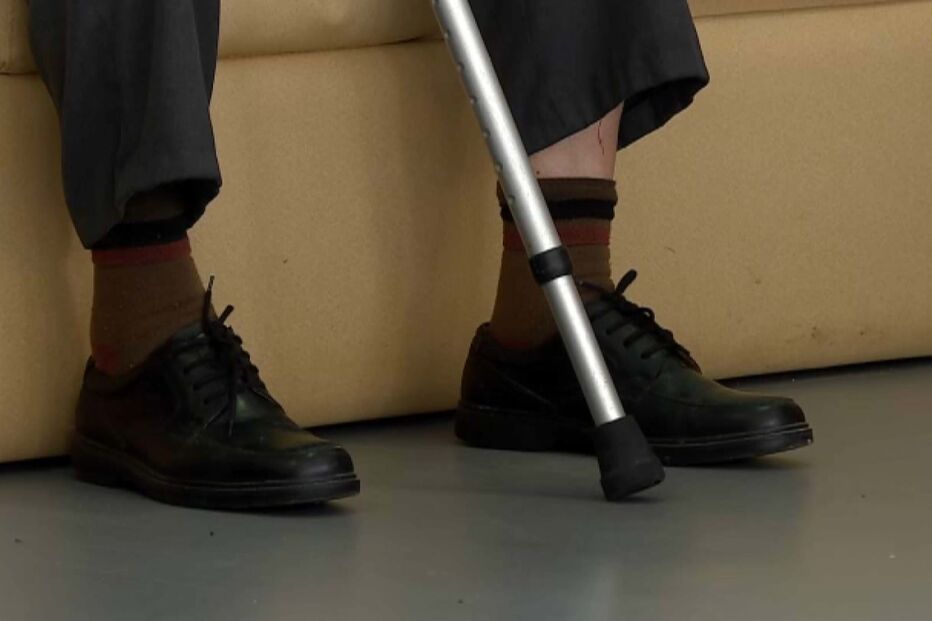 Doente terminal em cadeira de rodas espancado por amigo a quem deu casa