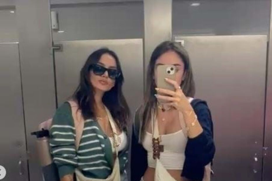 Teresa (à esquerda) e a amiga com a roupa que usaram na viagem