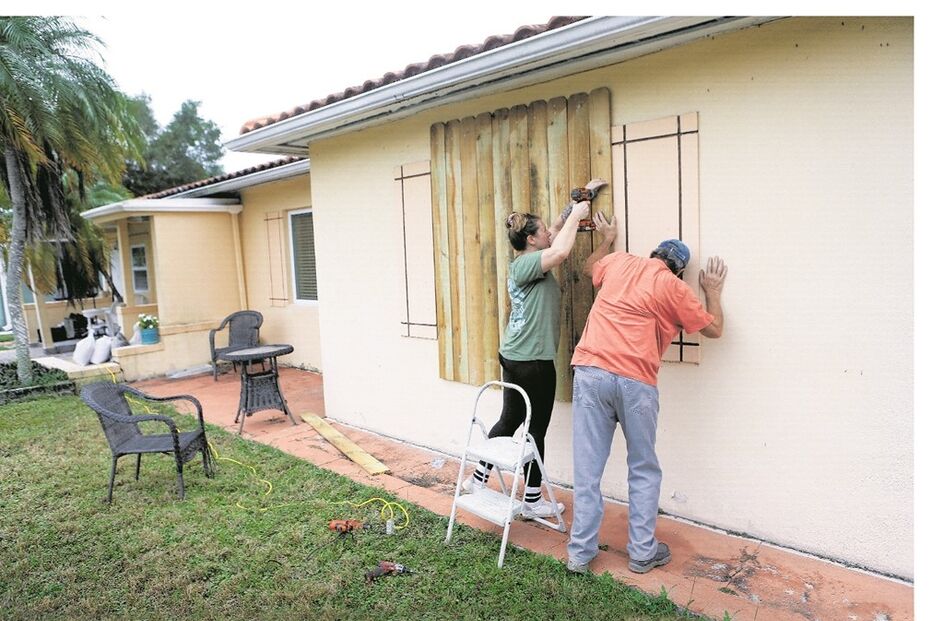 Moradores da Florida preparam-se para a chegada do furacão ‘Milton’ tentando proteger as suas casas