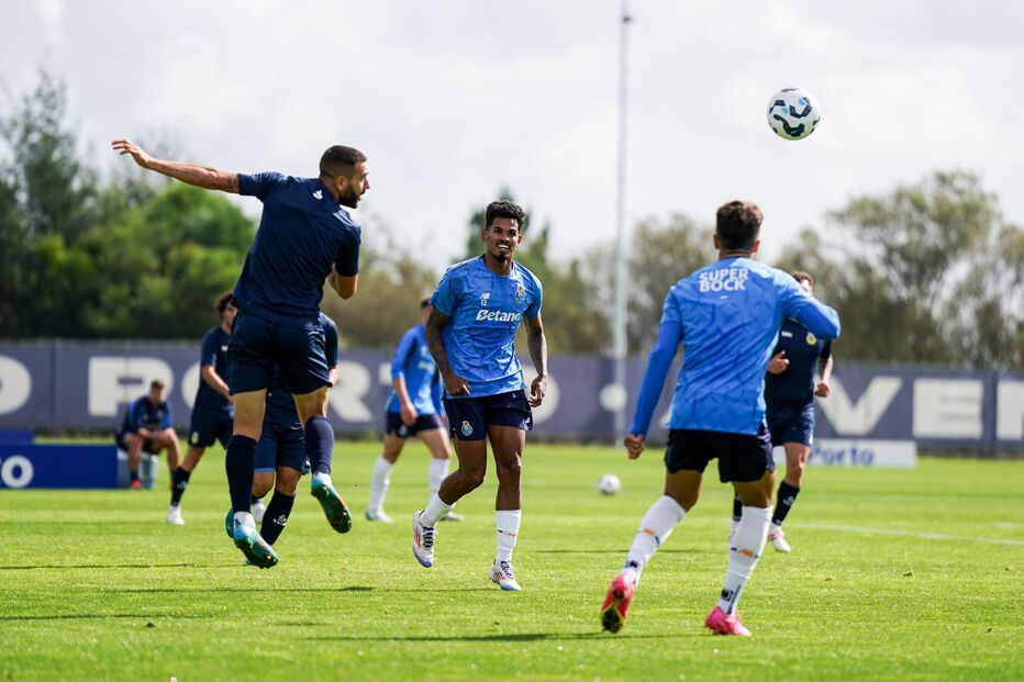 Jogadores do FC Porto durante o jogo-treino com Arouca