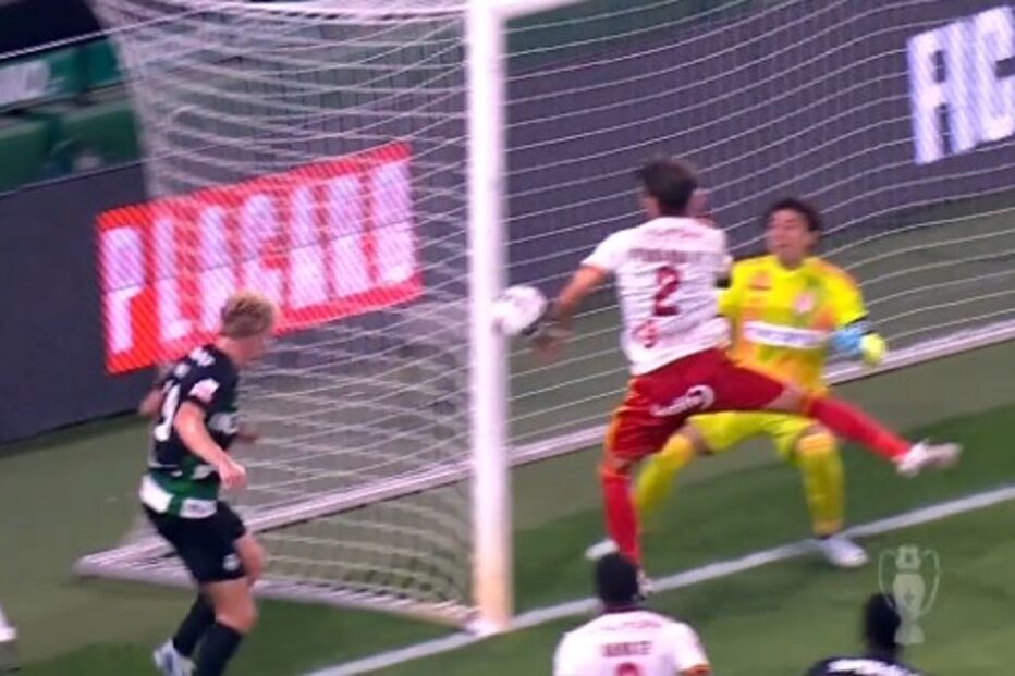 Defesa do AVS corta a bola com a mão, mas árbitro não marcou falta