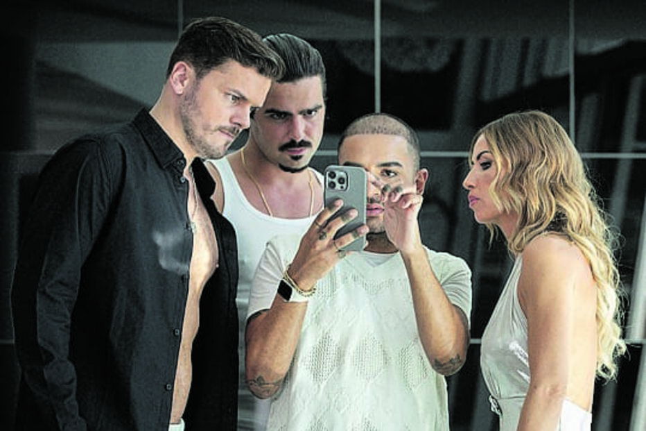 O músico e a antiga apresentadora nos intervalos das gravações do tema ‘Apaga a Luz'