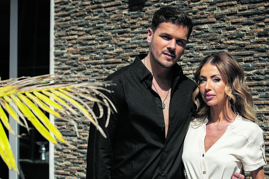 O músico e a antiga apresentadora nos intervalos das gravações do tema ‘Apaga a Luz'