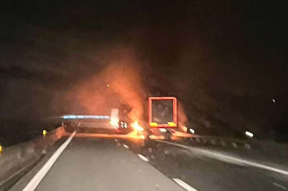 Camião arde na A25 em Sátão. Estrada cortada no sentido Viseu-Aveiro