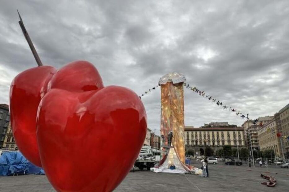Escultura com formato fálico choca moradores e turistas em Nápoles