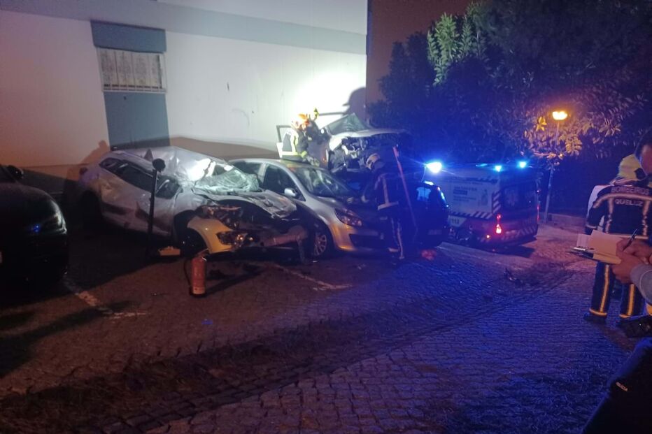 Condutor em despiste sobrevoa carros e danifica duas viaturas em Queluz