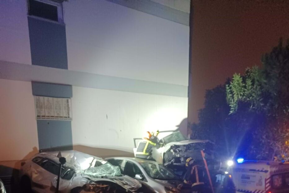 Condutor em despiste sobrevoa carros e danifica duas viaturas em Queluz