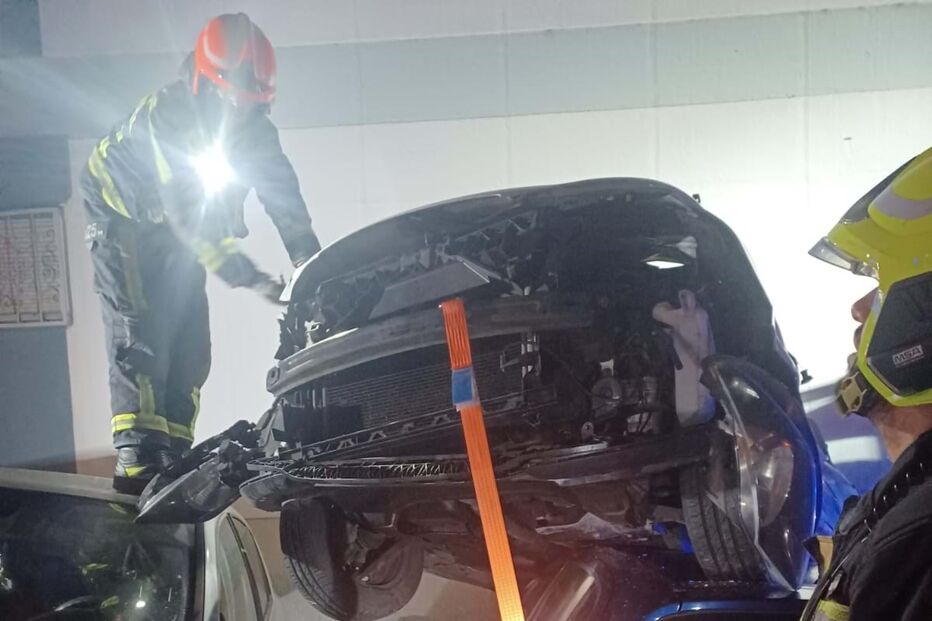 Condutor em despiste sobrevoa carros e danifica duas viaturas em Queluz