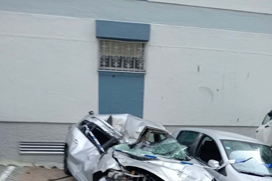 Condutor em despiste sobrevoa carros e danifica duas viaturas em Queluz	