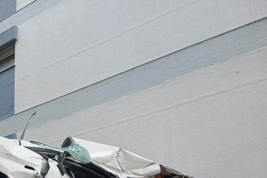 Condutor em despiste sobrevoa carros e danifica duas viaturas em Queluz	