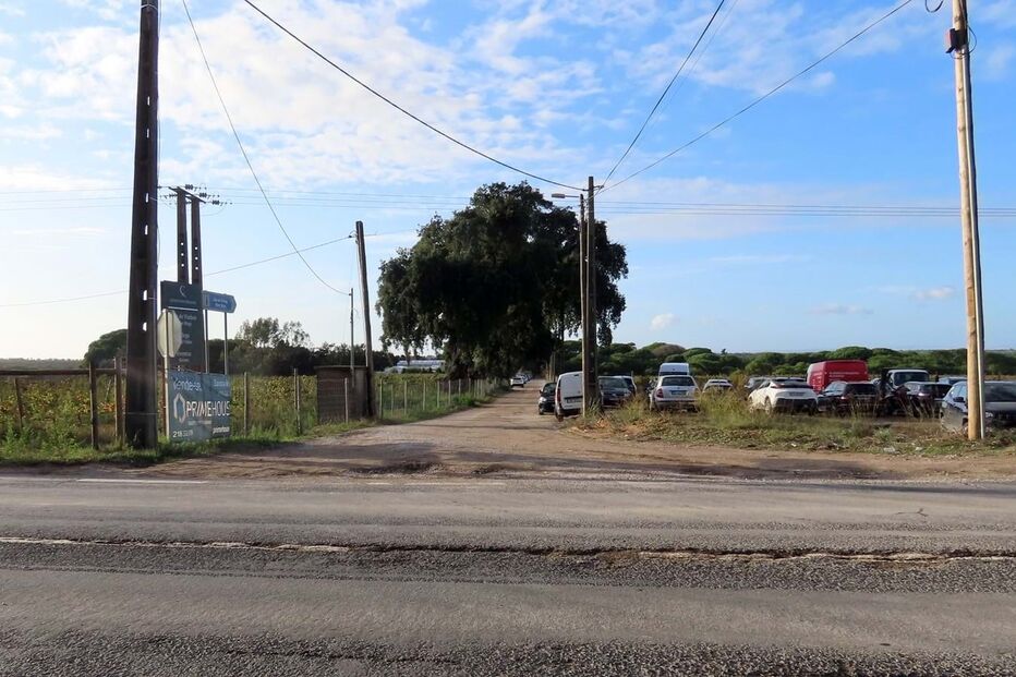 Quem passou ontem pela EN379, que liga Azeitão a Sesimbra, não poderia adivinhar a festança que decorria dentro daquela tenda